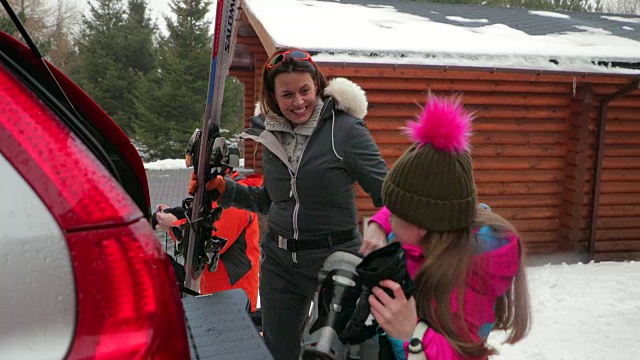 准备和女儿一起滑雪视频素材