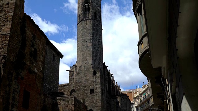 西班牙巴塞罗那哥特区古老教堂的钟楼视频下载