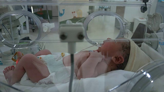 分娩后的新生儿正在育婴室里睡觉视频素材