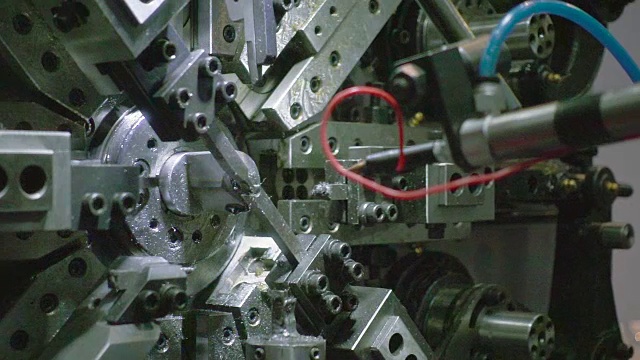 弹簧制造机生产小弹簧。视频素材