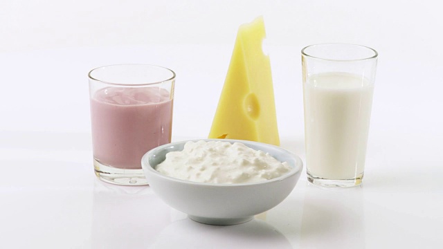 浆果酸奶，艾门塔尔奶酪，牛奶和白软干酪视频下载