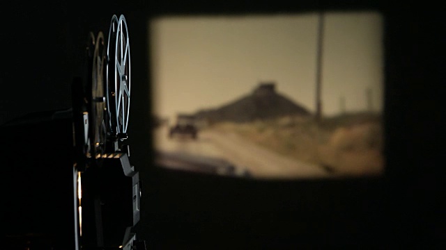电影放映机在墙上播放旧的彩色电影视频下载