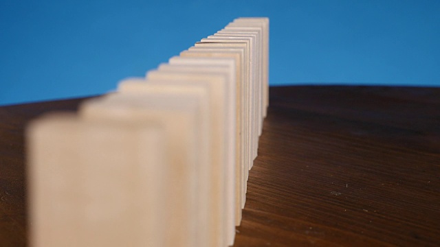 多米诺骨牌效应的概念，木制的块落在彼此视频下载
