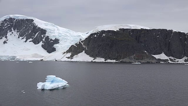 有雪和岩石的南极杰拉契海峡视频下载