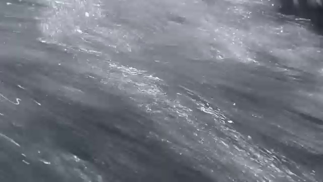 美国怀俄明州，水从小溪的岩石上倾泻而下视频素材