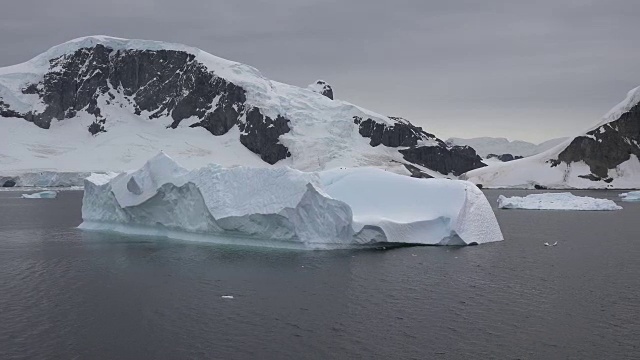 南极洲的大冰山漂浮在杰拉什海峡视频下载