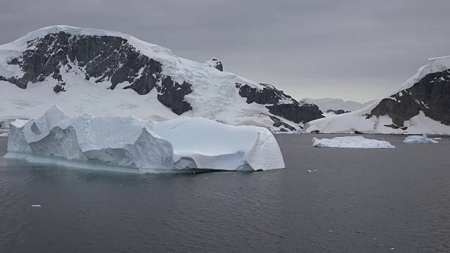 南极洲大冰山在杰拉希海峡的时间流逝视频下载