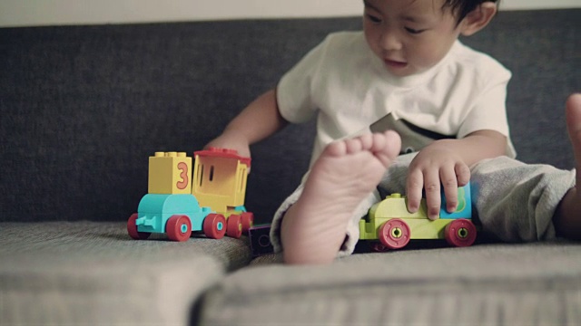 小男孩在玩玩具车。视频素材