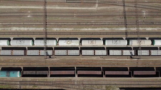 火车在轨道上行驶俯视图视频素材