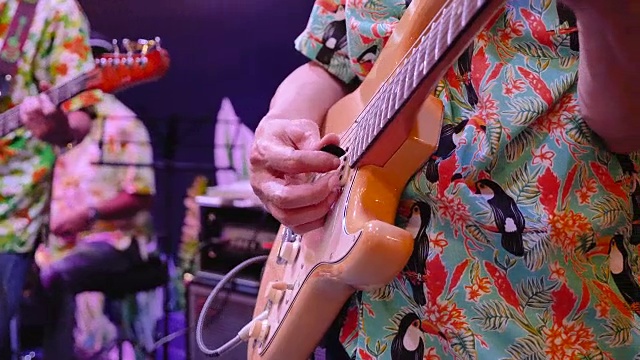 音乐家在音乐会中弹吉他视频下载
