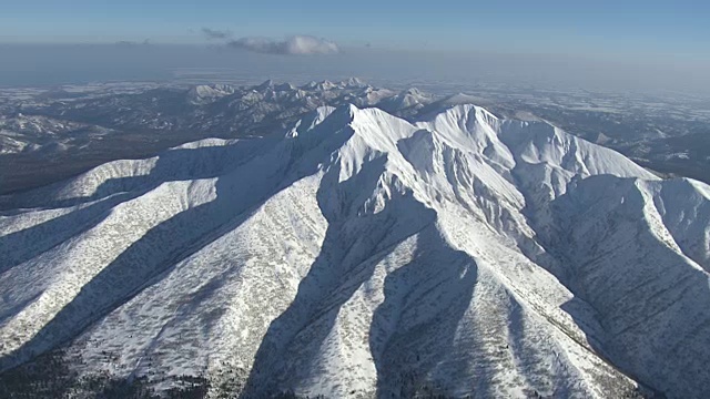 环绕雪山山顶的空中轨道。日本。视频购买