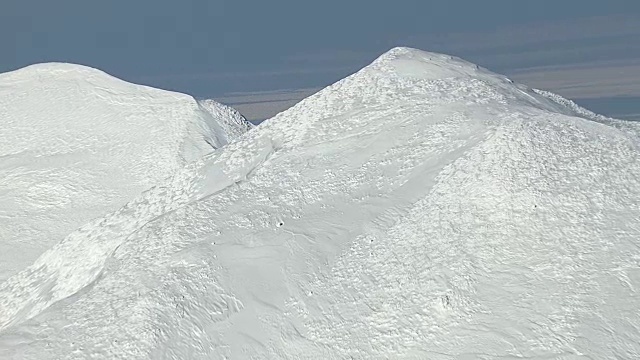 环绕雪山山顶的空中轨道。日本。视频素材