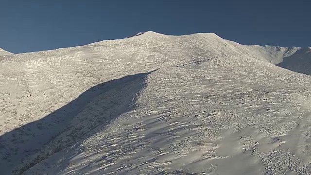 环绕雪峰的空中轨道。日本。视频素材