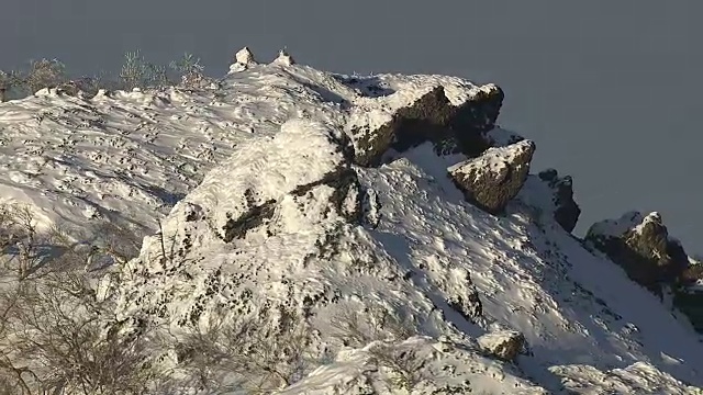 雪峰上空航迹。日本。视频素材