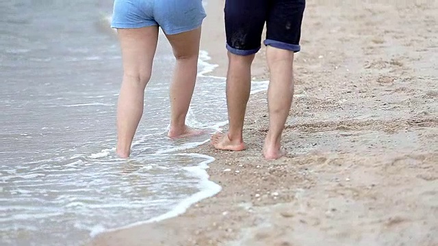 情侣休闲旅行者和步行者享受海滩和快乐退休夫妇热带度假慢动作视频素材