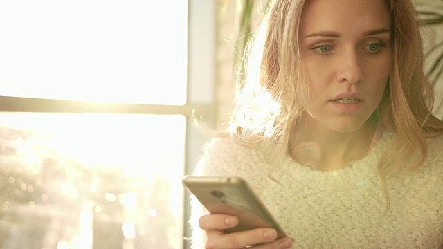 不开心的女人在手机上发短信。智能手机惹毛女人视频素材
