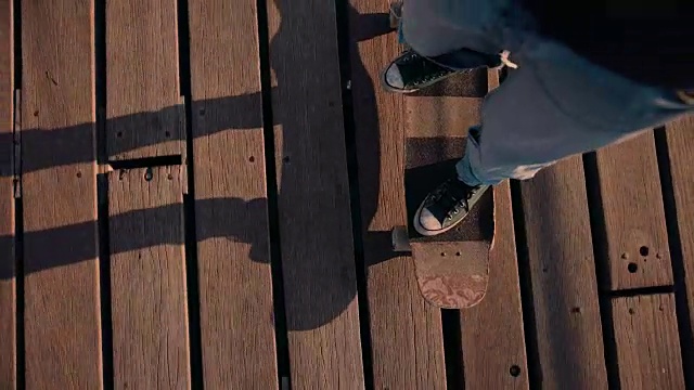 酷酷的年轻人在滑板公园的码头上玩滑板视频素材