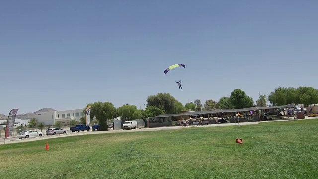 跳伞者降落在笔记本电脑上视频素材