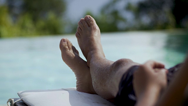 希腊科孚岛，一名男子在泳池边休息视频素材
