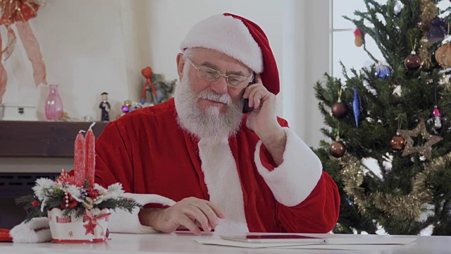 圣诞老人正在打电话视频下载