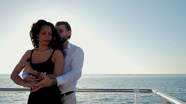 一对情侣在游艇上拥抱视频素材