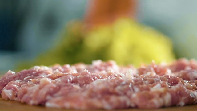 超级慢镜头:在厨房里切猪肉视频素材