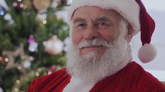 圣诞老人戴着红帽子，穿着圣诞服在笑视频下载