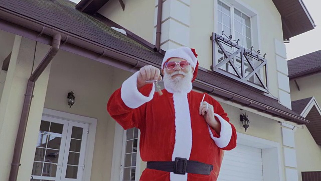 圣诞老人刚买了栋新房子，还在镜头前展示了钥匙视频素材