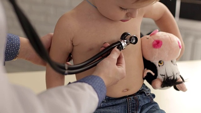 儿科医生用听诊器检查一个小男孩视频下载