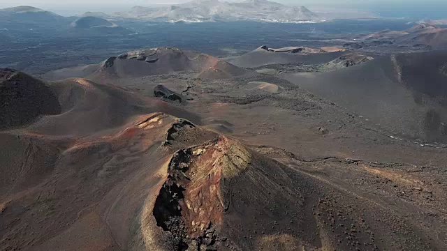 塔曼法亚国家公园附近的火山山谷的航空全景图，兰萨罗特，加那利群岛，西班牙视频下载
