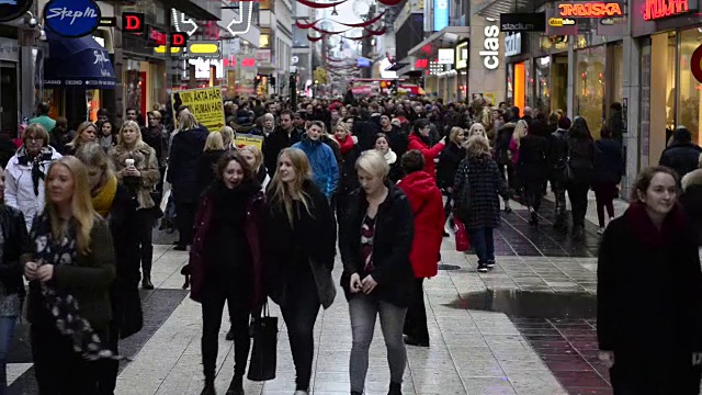 非常繁忙的街道，许多人，游客，旅游，走在斯德哥尔摩中心的Drottninggatan视频下载
