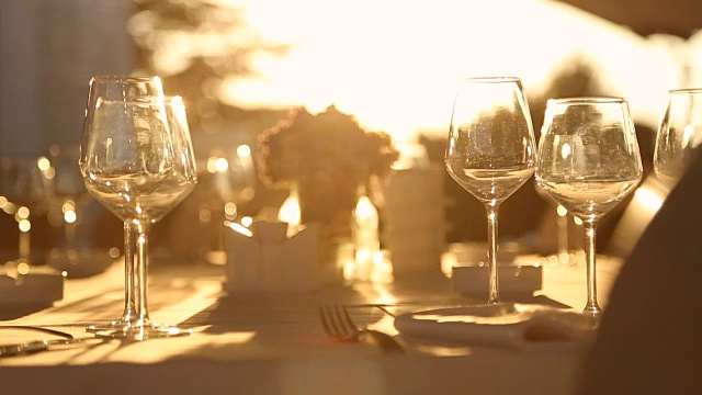 夕阳下的餐桌视频素材