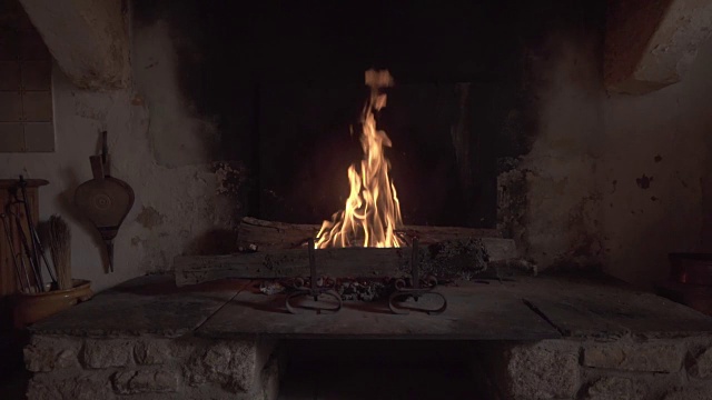 在乡村风格的古老壁炉里生火视频素材