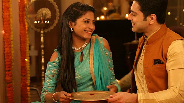 排灯节期间，丈夫和妻子穿着传统服装装饰家，印度德里视频素材