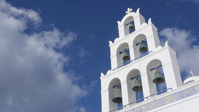 希腊圣托里尼——伊亚教堂和希腊基克拉迪群岛的钟声视频下载