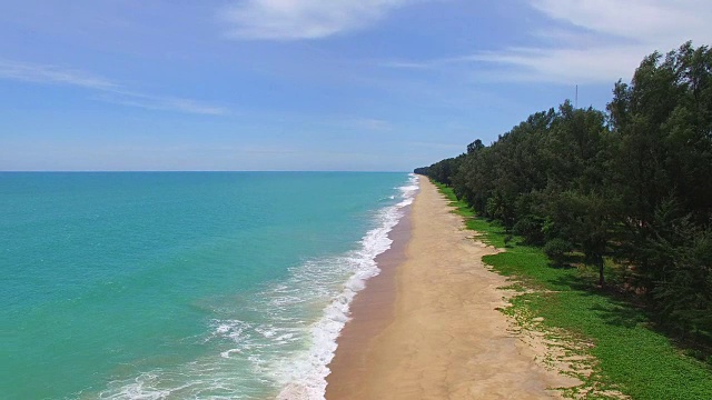 鸟瞰图安达曼海大浪袭击长滩。视频下载