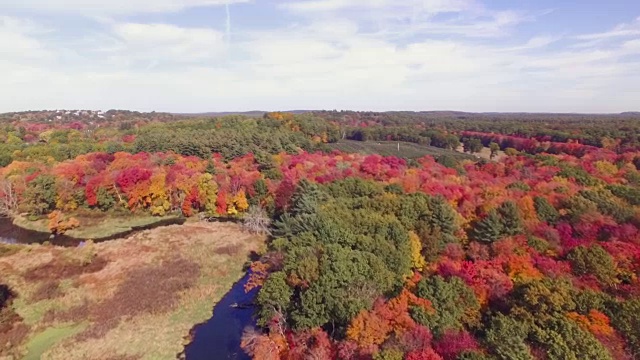 4K鸟瞰图明亮的秋天颜色周围弯曲的新英格兰河与戏剧性的天空视频下载