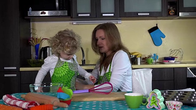 母女俩穿着同样的围裙准备做饭视频下载