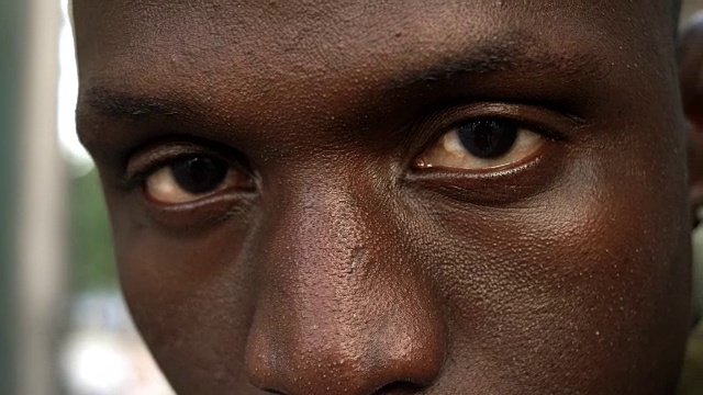 强壮和愤怒的非洲人的眼睛-宏观视频素材