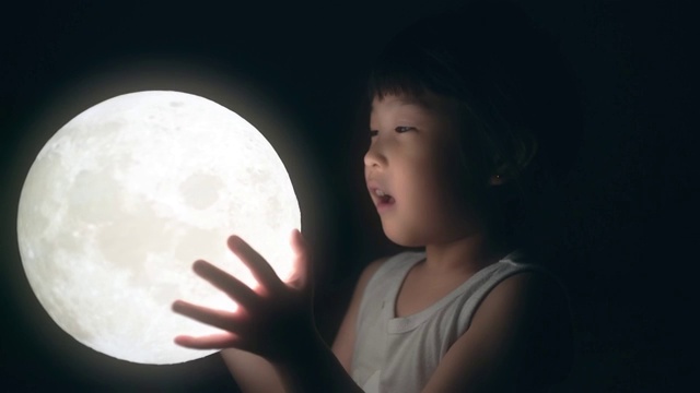 抱着月亮的女孩视频下载