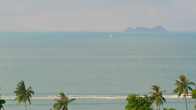 美丽的海景与热带海岸俯瞰。摩托艇穿越海洋。视频下载