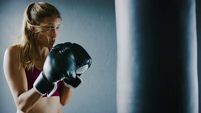 女运动员在体育馆训练跆拳道视频下载