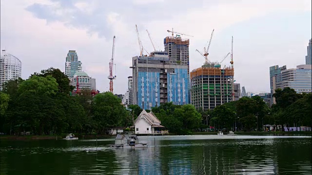 泰国曼谷lumpini公园附近正在建设的延时建筑视频下载