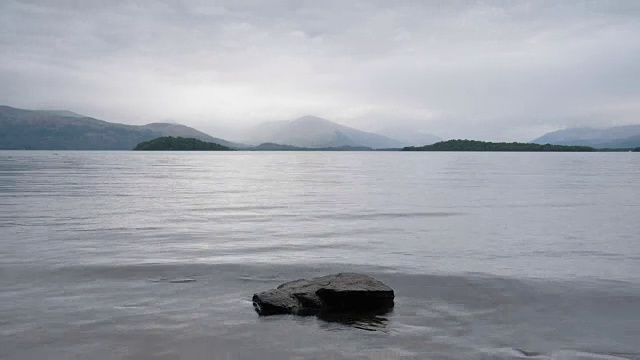 穆迪湖湖泊大气水灰色快速云Lomond苏格兰高地景观景色户外苏格兰时间流逝uk视频下载