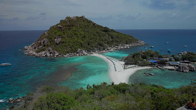 泰国苏拉特他尼，阳光明媚的日子里，沐浴在清澈湛蓝的海水中，海滩和日光浴床吸引着前来的游客视频下载