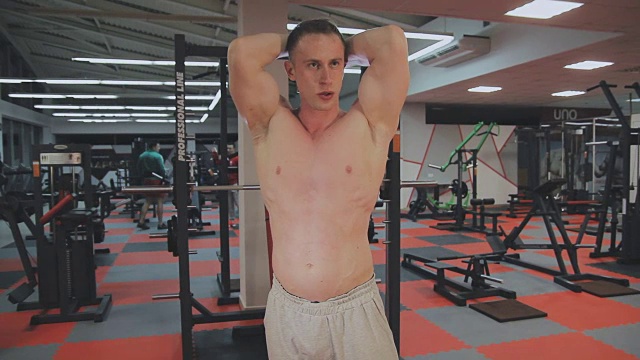 这个人在健身房训练后展示了腹肌视频下载