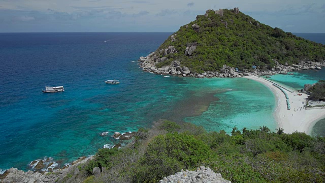 泰国苏拉特他尼，阳光明媚的日子里，沐浴在清澈湛蓝的海水中，海滩和日光浴床吸引着前来的游客视频下载