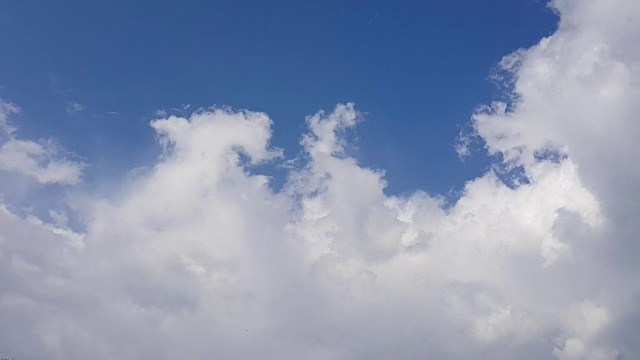 云在天空中漂浮视频下载
