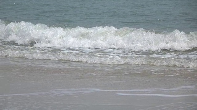 热带海滩上的海浪缓慢移动视频下载