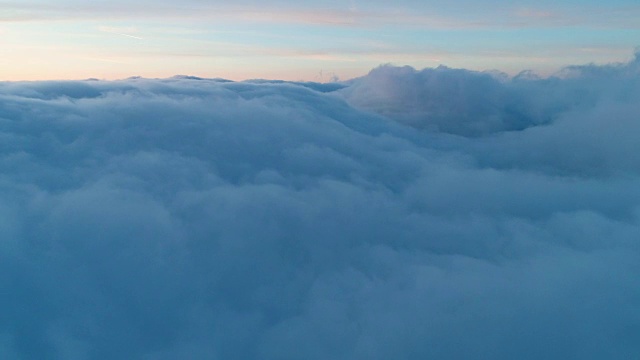 飞过真正的薄雾视频下载